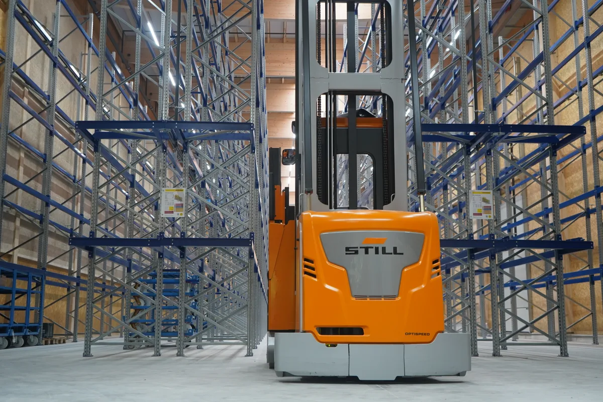 Eine Lagerhalle für Logistik und ein Gabelstapler.